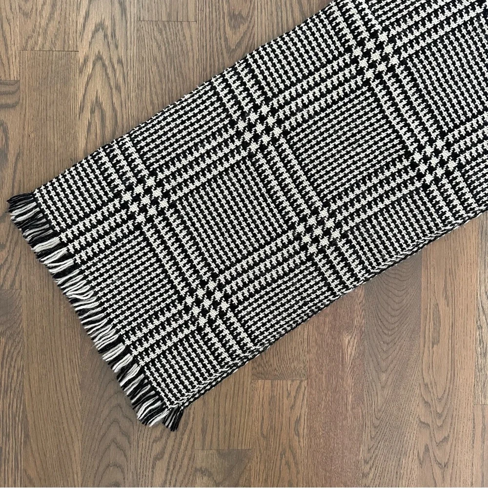 SOLD Anthropologie Vintage 100% Wool Houndstooth Woven Scarf in Black and Cream - Picture 4 of 7